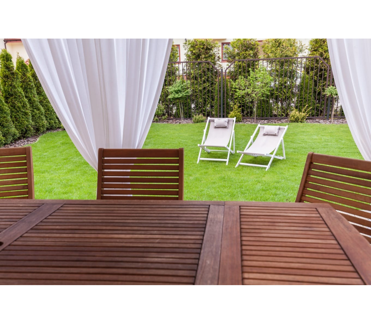 Parasole i leżaki ogrodowe: jak stworzyć idealne miejsce do wypoczynku w ogrodzie